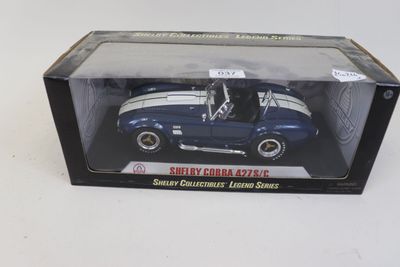 une petite voiture bleue dans une boîte posée sur une table