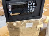 un micro-ondes posé sur une caisse dans un entrepôt