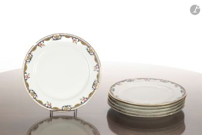trois assiettes posées les unes à côté des autres sur une table