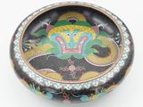 une boîte noire et dorée ornée d'un motif de dragon