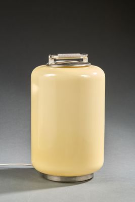 une image représentant une lampe en verre jaune avec un pied en métal