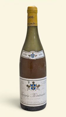 une bouteille de vin posée sur une table