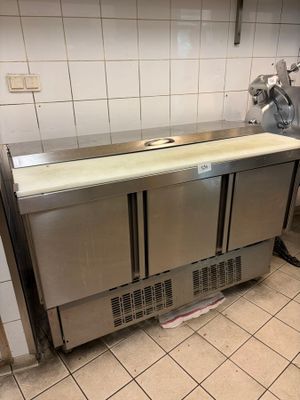 plan de travail en acier inoxydable dans une cuisine professionnelle dotée d'un sol carrelé