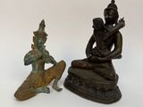 statue d'un homme assis sur un rocher, à côté d'une statue d'une femme assise sur un rocher