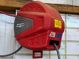 un ventilateur rouge fixé au mur
