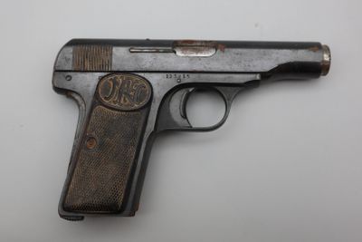 gros plan d'un pistolet sur une table à fond blanc