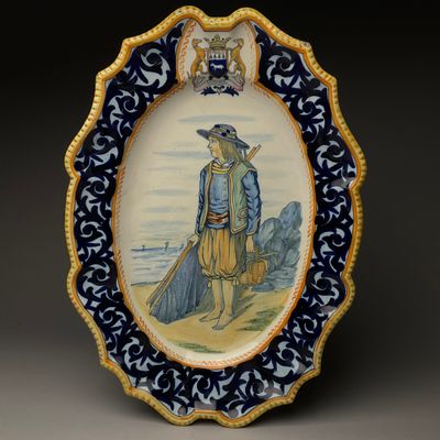une assiette bleue et blanche sur laquelle est représenté un homme