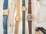 de nombreux modèles de montres exposés sur un fond blanc