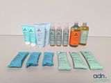 le contenu de divers produits de soin pour la peau posés sur une table