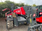 un tracteur rouge garé à côté d'un camion rouge