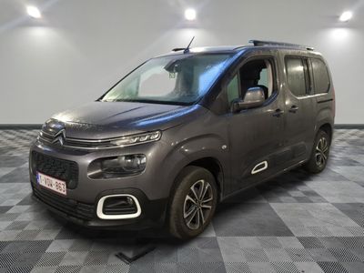 La nouvelle camionnette Citroën est garée sur un sol à damier.
