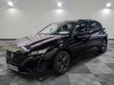 la photo d'une voiture noire garée sur un sol en damier