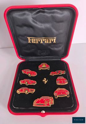 un étui rouge contenant un jeu de broches