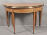 l'image d'une table en bois avec deux tiroirs