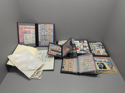 plusieurs types de timbres différents sur une table