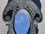 un miroir fixé sur le mur d'un immeuble, dans lequel se reflète le ciel
