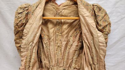 une image d'une robe de femme sur un mannequin