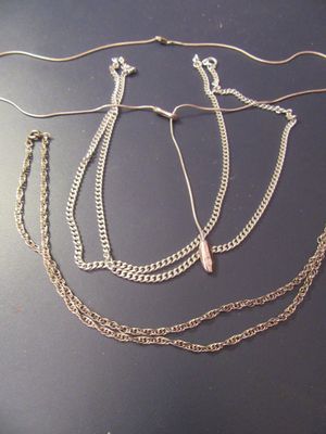 beaucoup de colliers posés sur une table