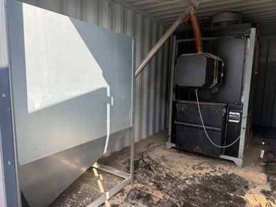 un conteneur métallique contenant un téléviseur