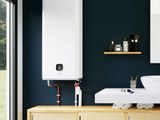 une salle de bains avec un lavabo et un miroir au mur