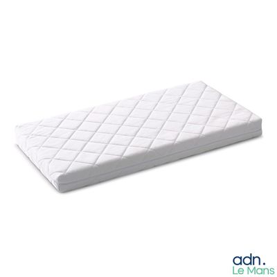 gros plan d'un matelas sur fond blanc