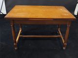 une table en bois posée sur un sol noir