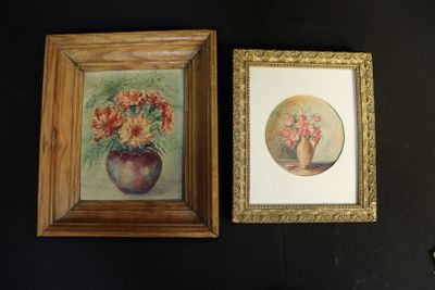 deux photos encadrées représentant des fleurs dans un vase, accrochées au mur