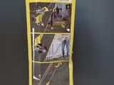 une boîte sur laquelle figure l'image d'un homme sur un skateboard