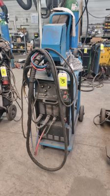 deux postes à souder dans un garage, avec d'autres équipements