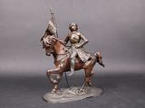 statue en bronze représentant un homme à cheval, avec un drapeau sur le dos