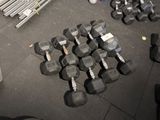 il y a plein d'haltères par terre dans la salle de sport