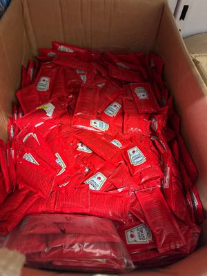 une boîte en carton remplie de sachets rouges contenant de la nourriture