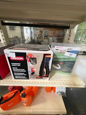 une étagère sur laquelle sont posés quelques outils, dans un magasin