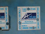 deux cartes de visite accrochées au mur d'un immeuble