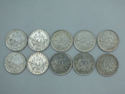 six types différents de pièces d'argent sur une surface blanche