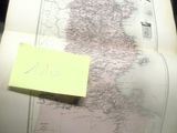 une feuille de papier posée sur une carte, sur un bureau