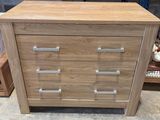un gros plan sur une commode en bois dans un magasin