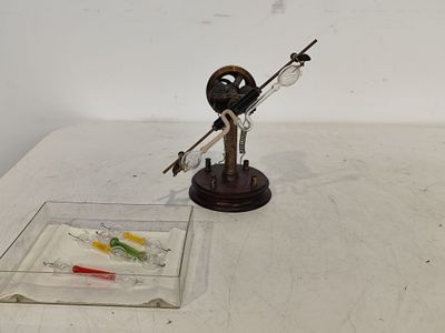un petit objet métallique posé sur une table, à côté d'un plateau en verre
