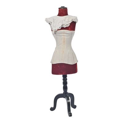 une photo d'un mannequin portant un haut blanc et une jupe rouge