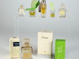 trois flacons de parfum et une boîte de savon posés sur une table