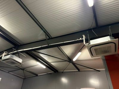 un climatiseur fixé au plafond