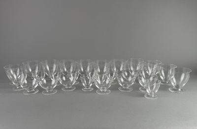 un ensemble de verres à vin posés sur une table