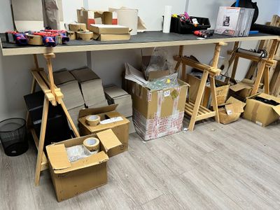 de nombreuses boîtes, les unes à côté des autres, posées sur une table dans une pièce