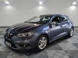 la voiture bleue est garée dans le garage sur un sol en damier