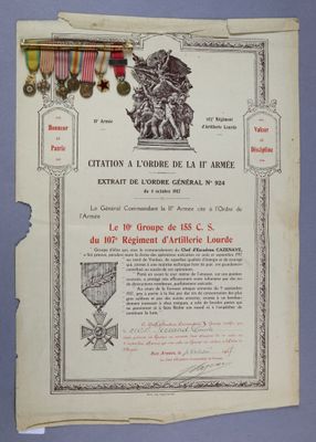 un vieux document sur lequel figurent une médaille, une autre médaille et d'autres objets
