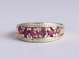 un gros plan d'une bague en or sertie de rubis