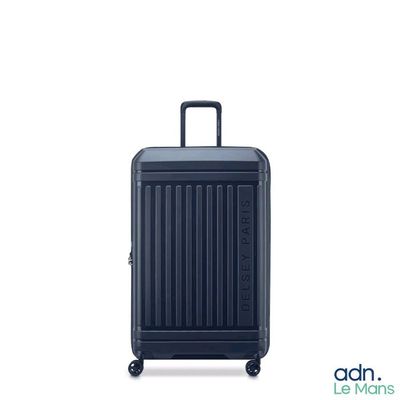 une photo d'un bagage posé sur une surface blanche
