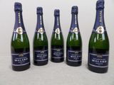 six bouteilles de champagne sont alignées sur une table