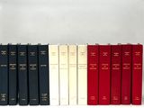 plusieurs livres sont alignés sur une surface blanche