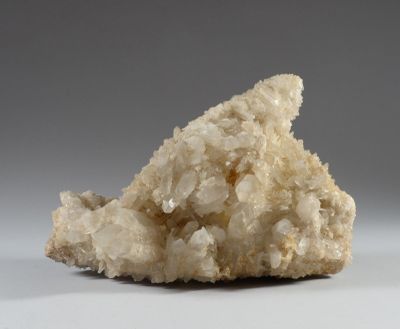 quartzite sur une surface blanche avec un fond gris